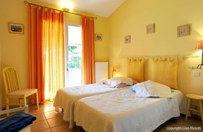 Les Hotes De La Combe Mouis Creissan Δωμάτιο φωτογραφία